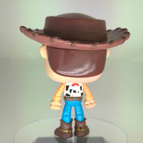 CAJA DAADA, FALLO DE PINTURA Y PEGAMENTO FIGURA POP TOY STORY WOODY 3