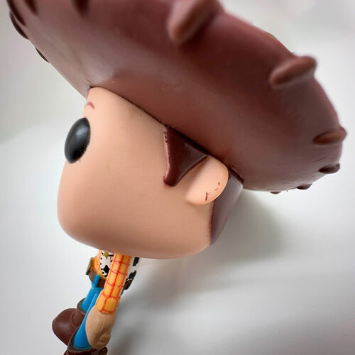 CAJA DAADA, FALLO DE PINTURA Y PEGAMENTO FIGURA POP TOY STORY WOODY 3