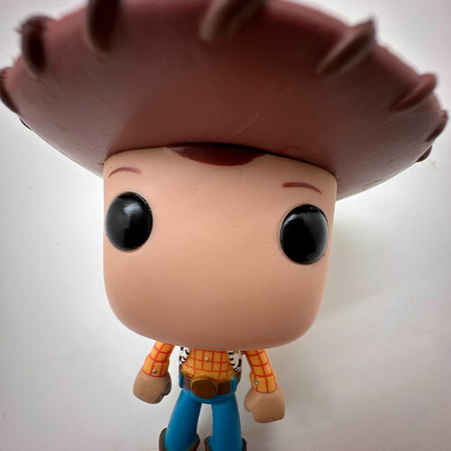 CAJA DAADA, FALLO DE PINTURA Y PEGAMENTO FIGURA POP TOY STORY WOODY 3