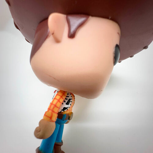 CAJA DAADA, FALLO DE PINTURA Y PEGAMENTO FIGURA POP TOY STORY WOODY 3