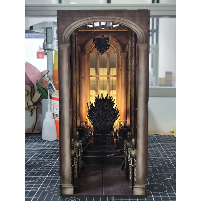 MAQUETA BOOK NOOK TINY ADVENTURES LA CASA DEL DRAGN IRON THRONE 23 CM